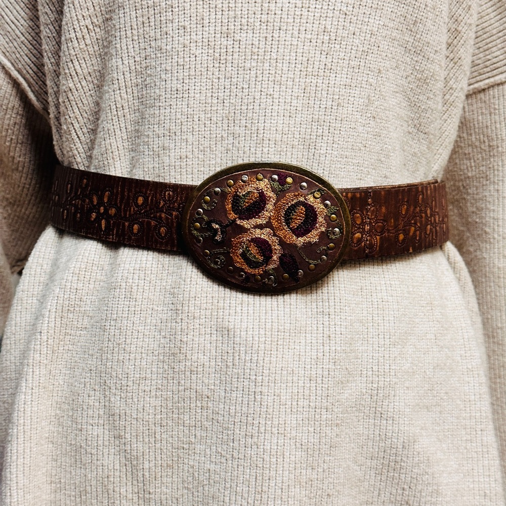 Fossil Studded/embroidered Round Buckle Leather Belt Size S - Picture 5 of 7